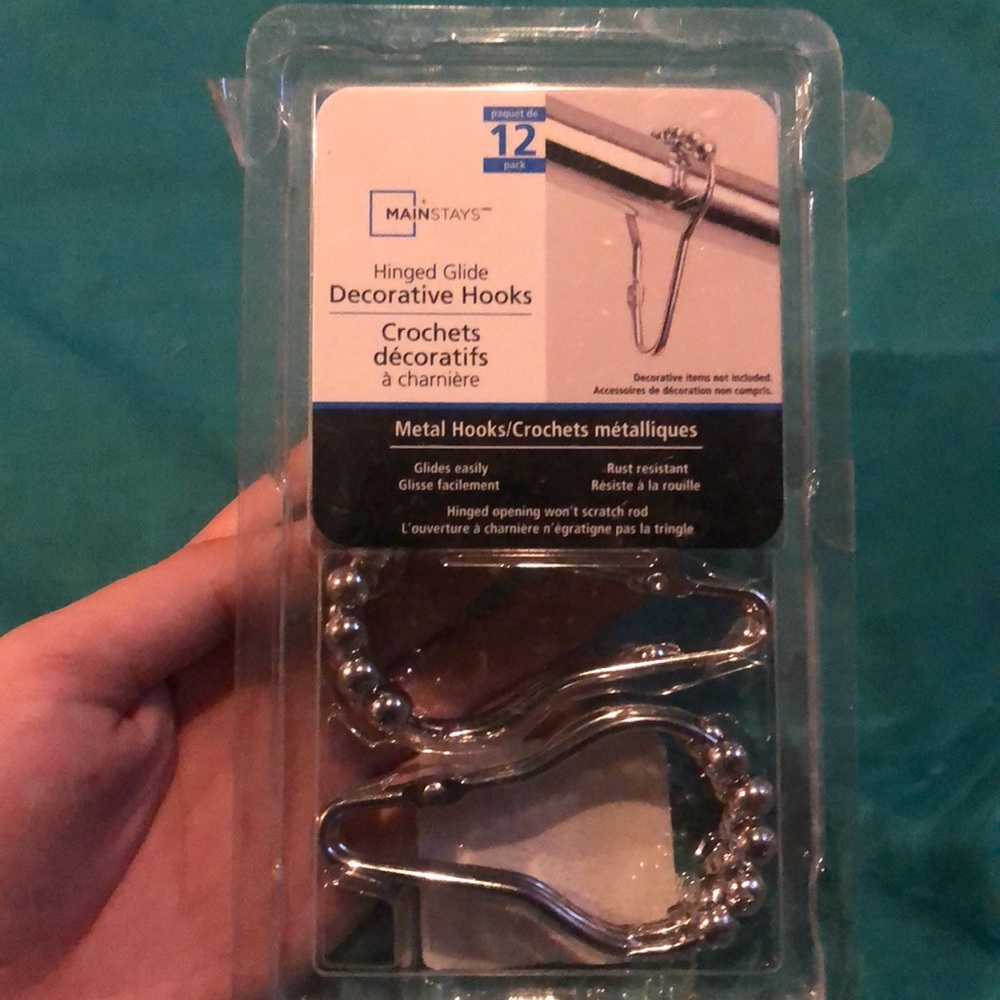 Hinged decorative hooks